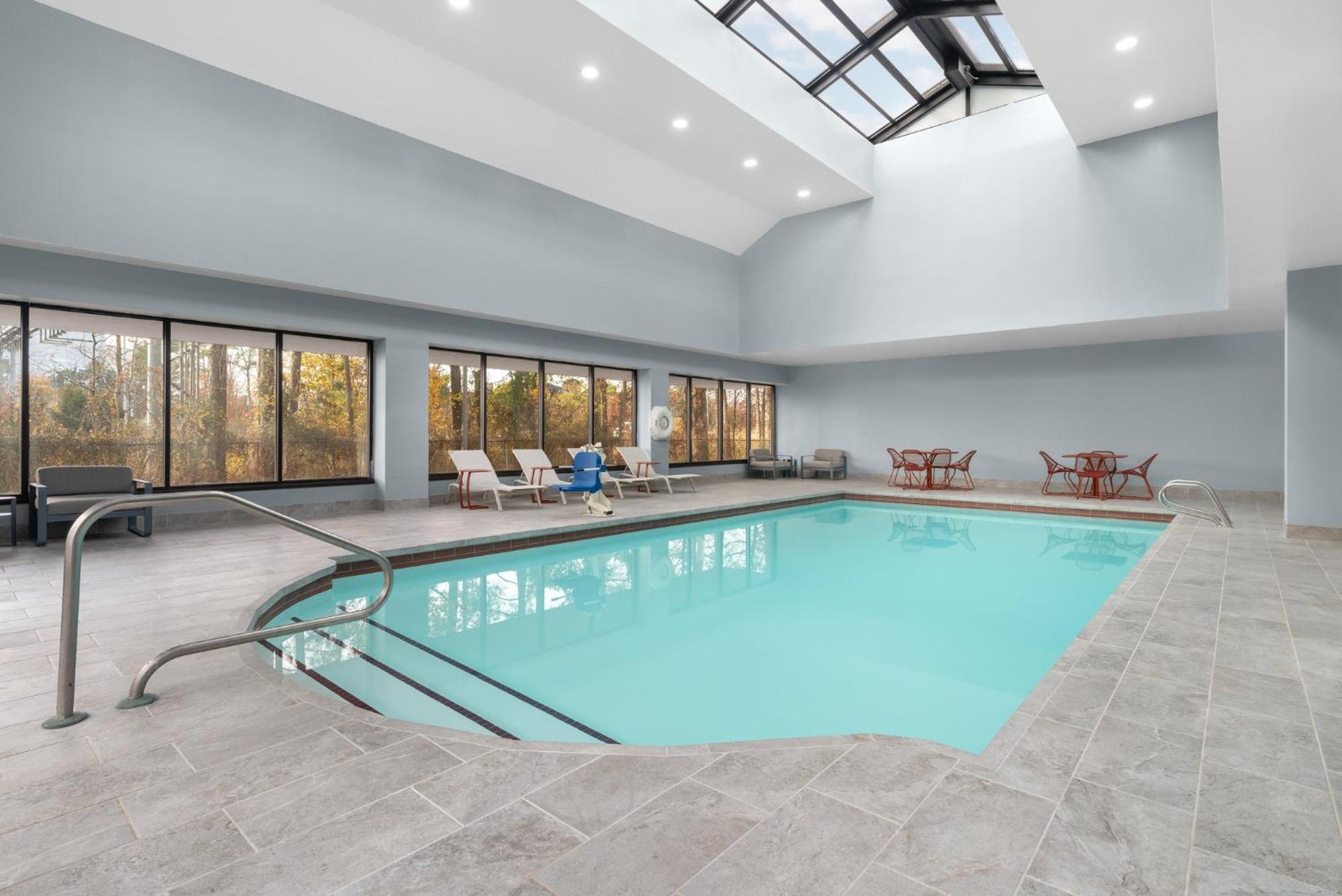 Hotel Crowne Plaza Virginia Beach-norfolk By Ihg 4*